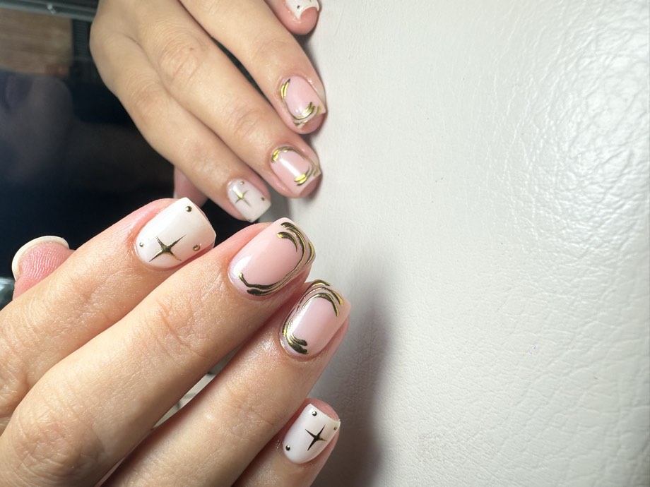 Diseño de uñas Bulé — Minimal gold