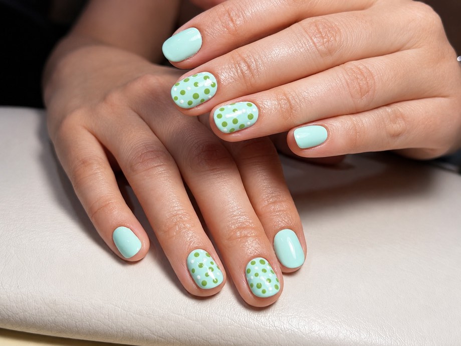 Diseño de uñas Bulé — Mint dots