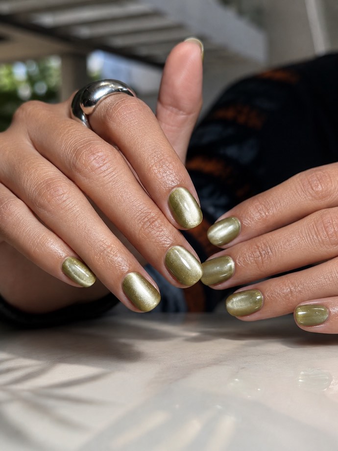 Diseño de uñas Bulé — Cromo dorado