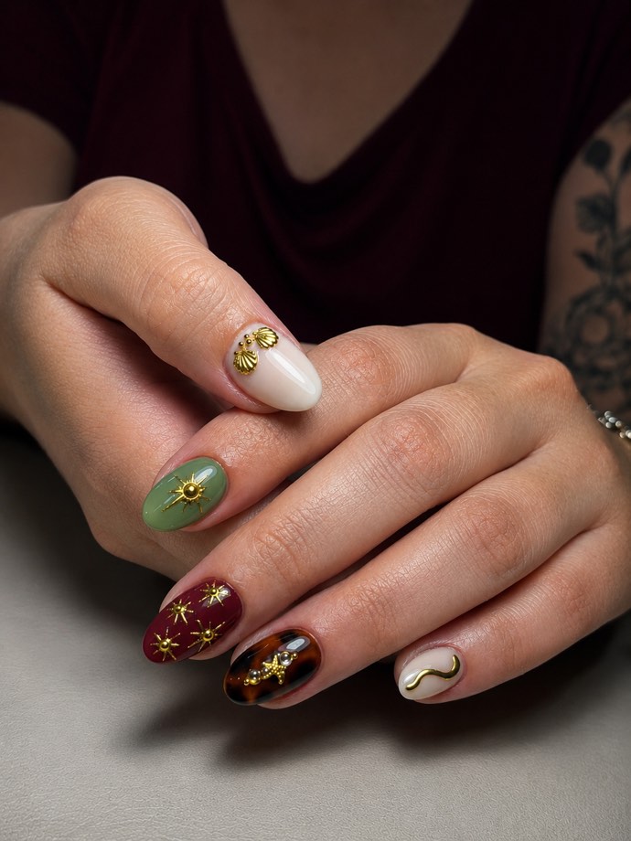 Diseño de uñas Bulé — Verde & oro