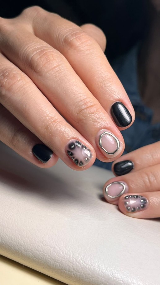 Diseño de uñas Bulé — Perlas & negro