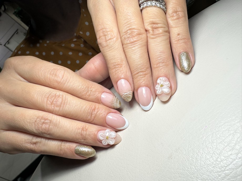Diseño de uñas Bulé — Flores nude